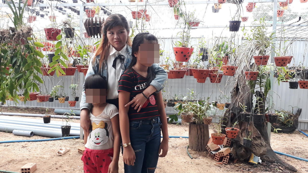 'Nhánh lan rừng' vượt 'bão miệng' nuôi 2 'con rơi'