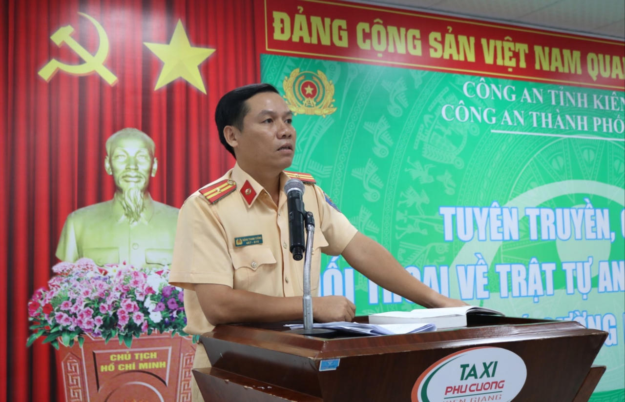 Tuyên truyền pháp luật về ATGT cho lái xe taxi ở thành phố Rạch Giá 