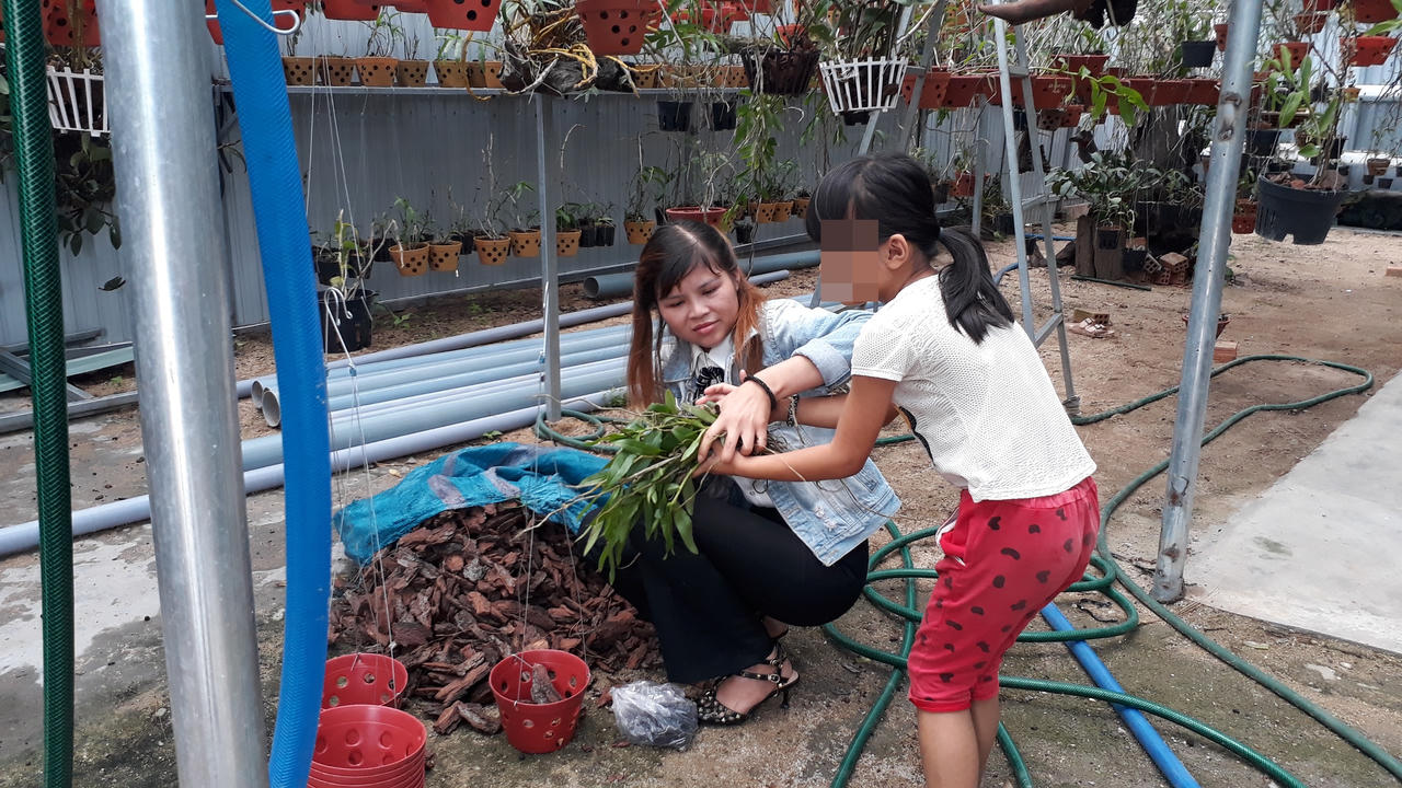 'Nhánh lan rừng' vượt 'bão miệng' nuôi 2 'con rơi'