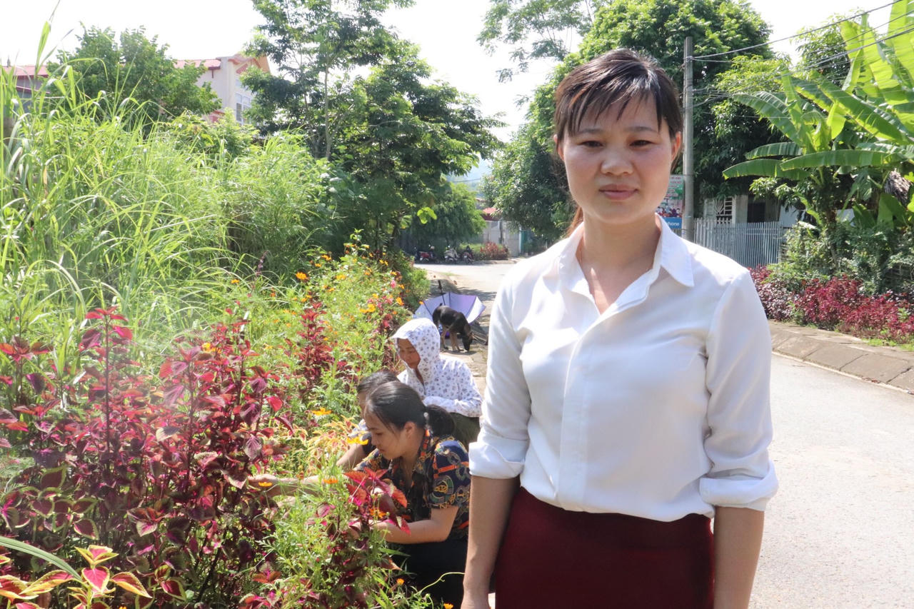 Phụ nữ Cam Đường tích cực bảo vệ môi trường, trồng hoa thay cỏ dại