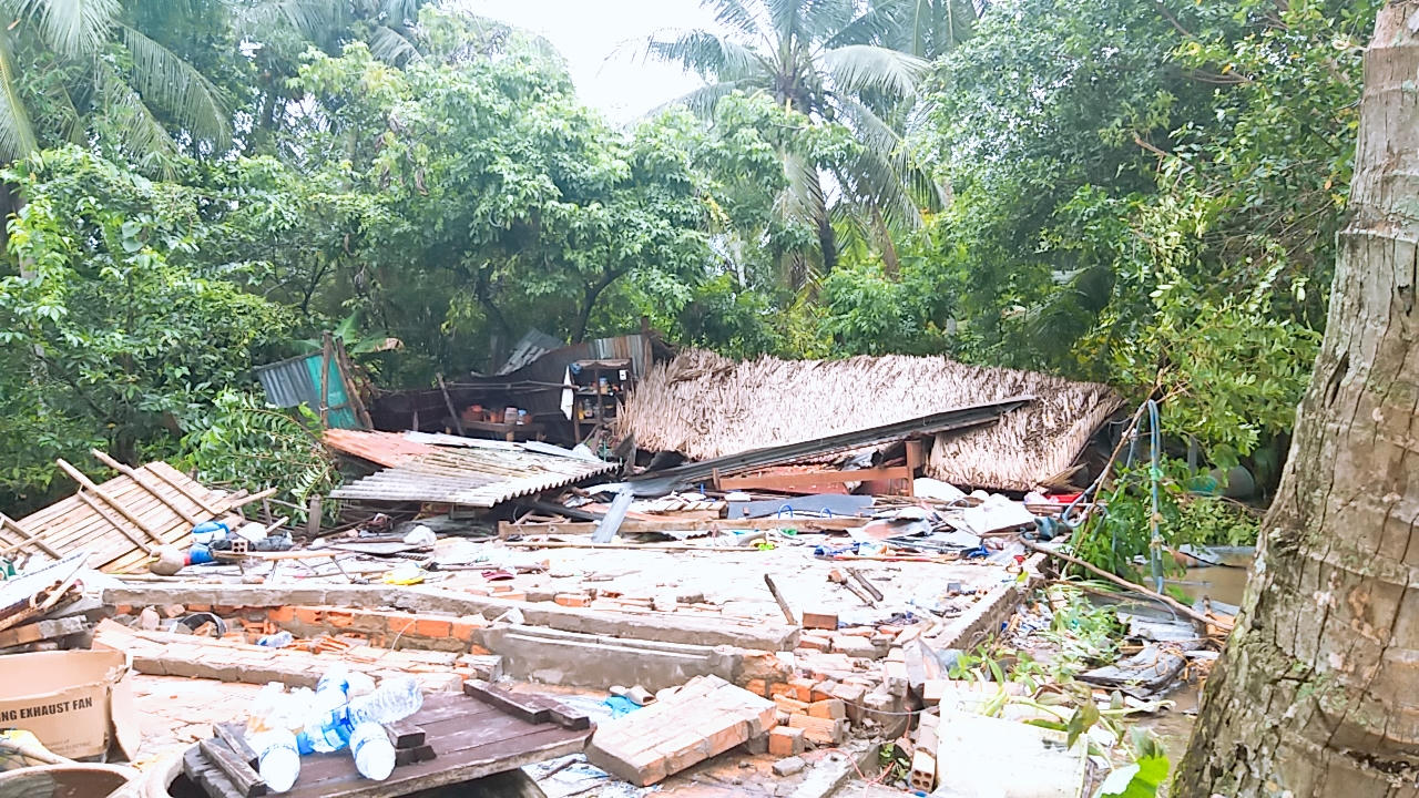 Xử lý nghiêm đối tượng dùng xăng chống người thi hành công vụ tại Cà Mau 