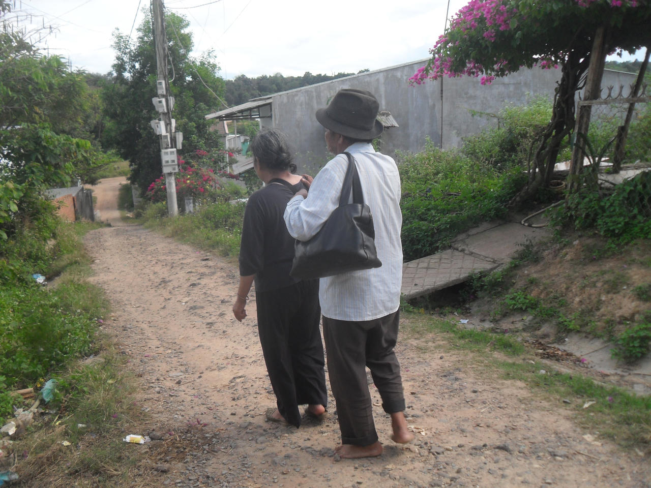 Chuyện tình có hậu của đôi vợ chồng mù bán vé số