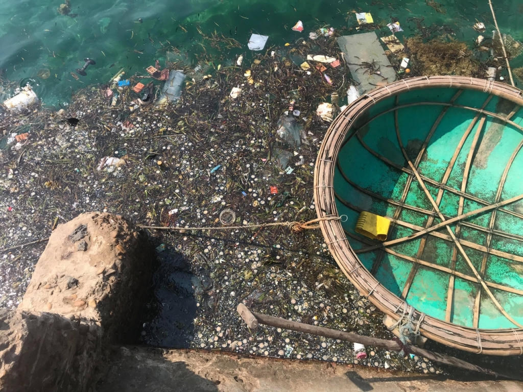 Giải bài toán thu phí khách du lịch