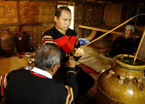 Khám phá 'chiếc vòng thần kỳ' trên tay người Êđê 