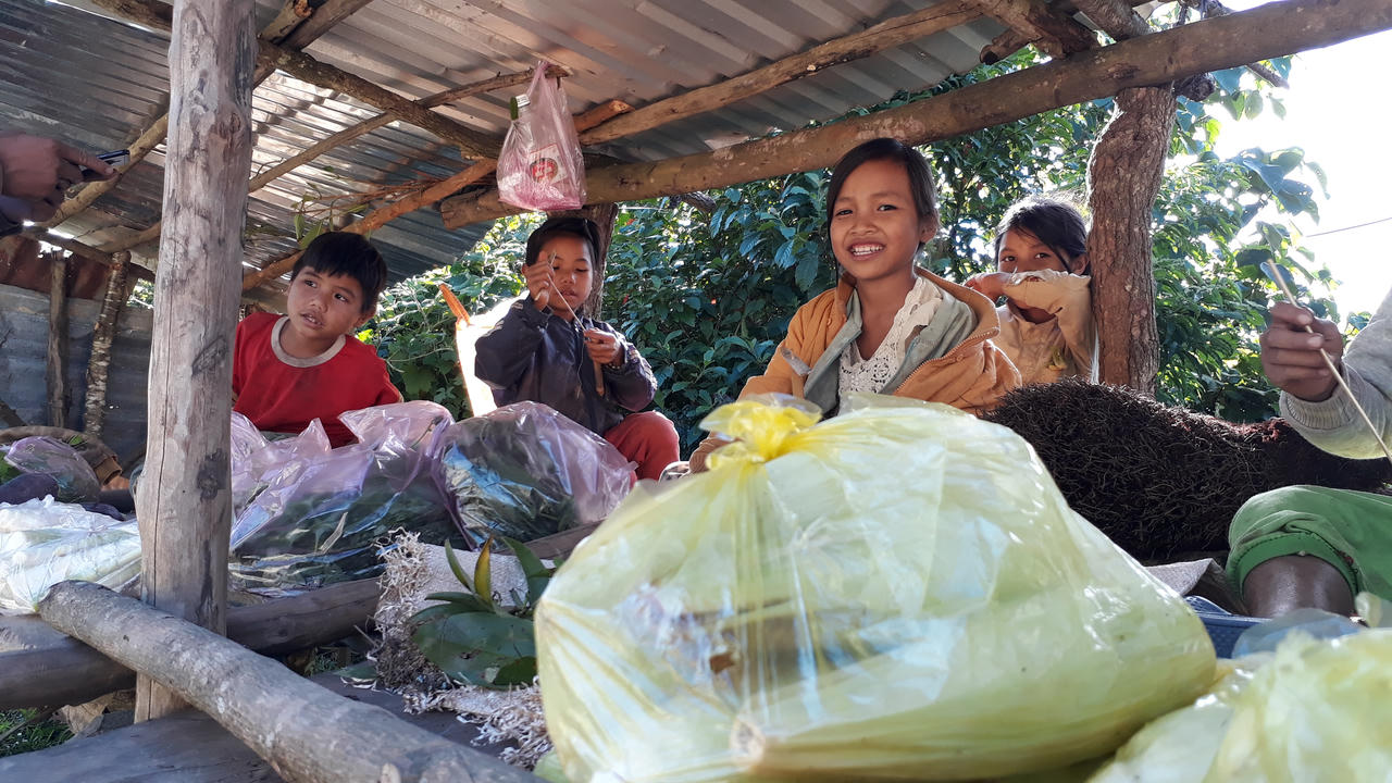 Chợ 10 ngàn đồng và giấc mơ con chữ dưới chân đèo Măng Rơi