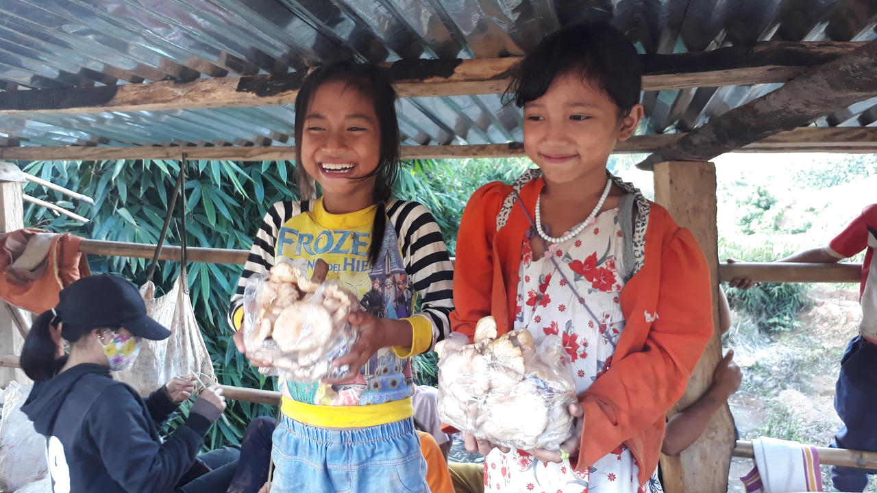 Chợ 10 ngàn đồng và giấc mơ con chữ dưới chân đèo Măng Rơi