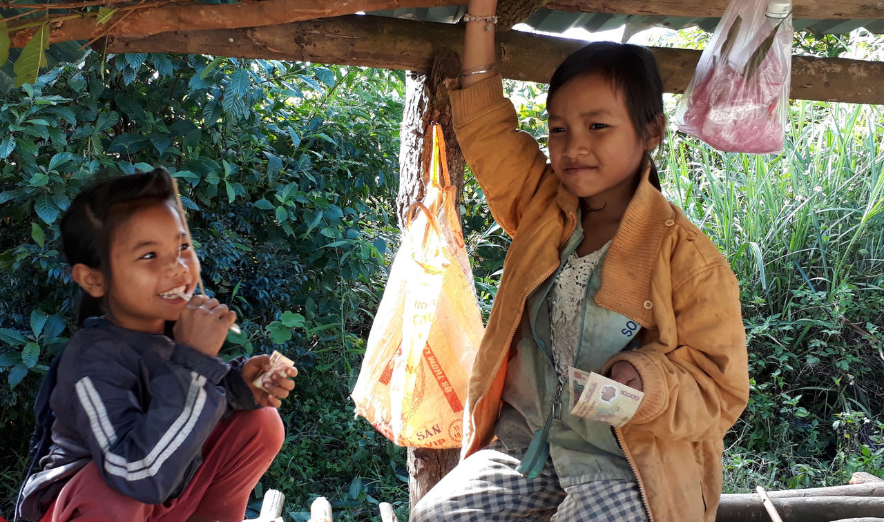 Chợ 10 ngàn đồng và giấc mơ con chữ dưới chân đèo Măng Rơi