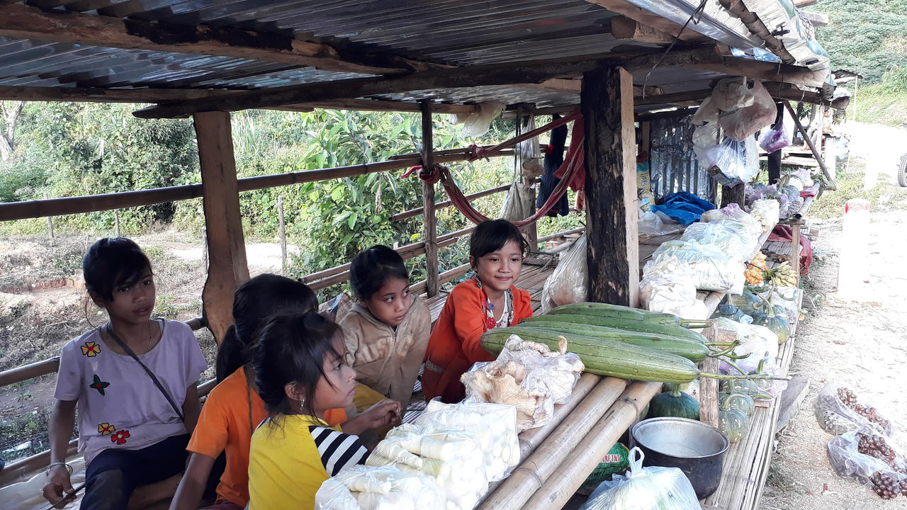 Chợ 10 ngàn đồng và giấc mơ con chữ dưới chân đèo Măng Rơi