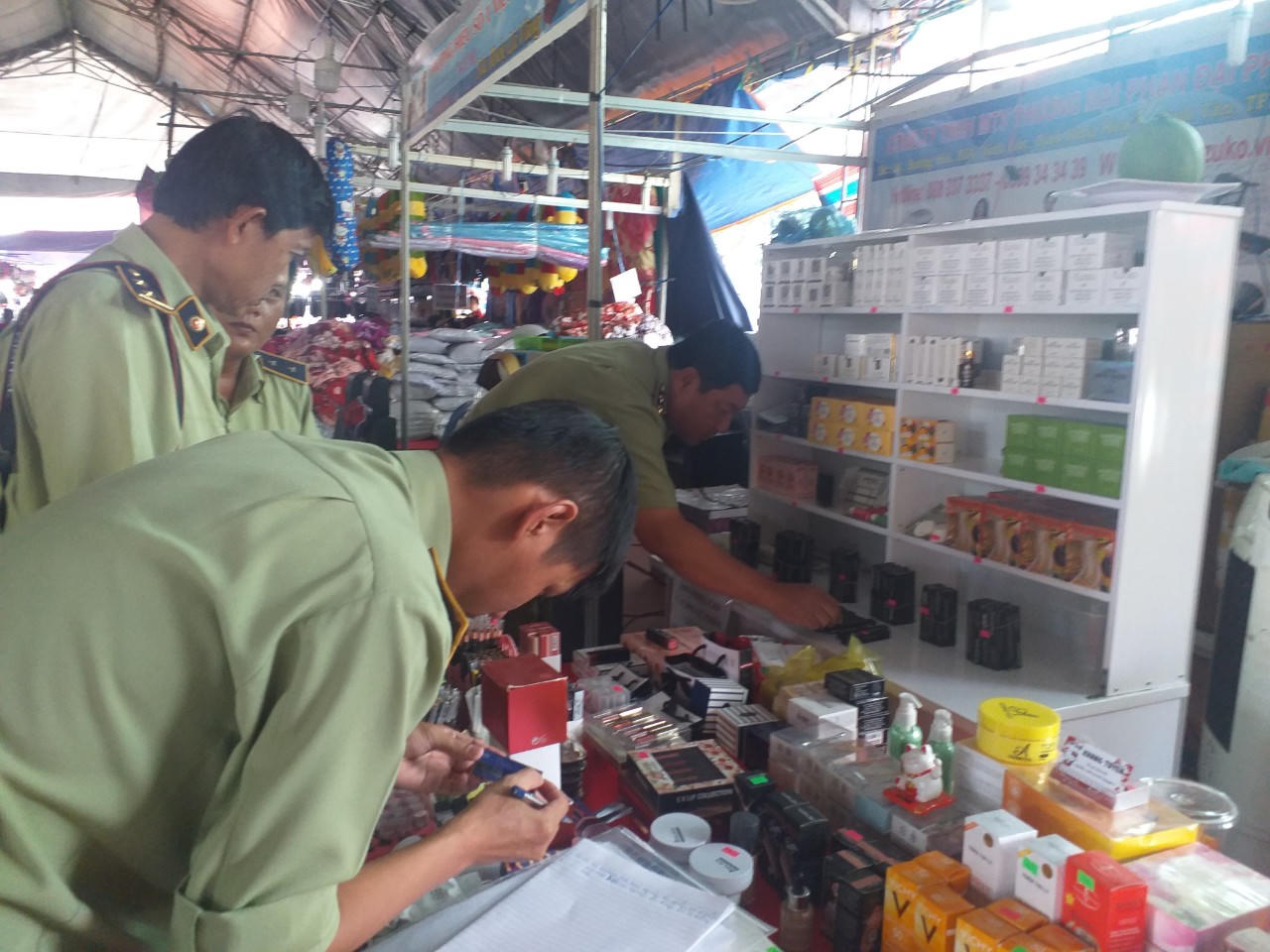 Tạm giữ nhiều lô hàng vi phạm tại Hội chợ triển lãm ở Bạc Liêu