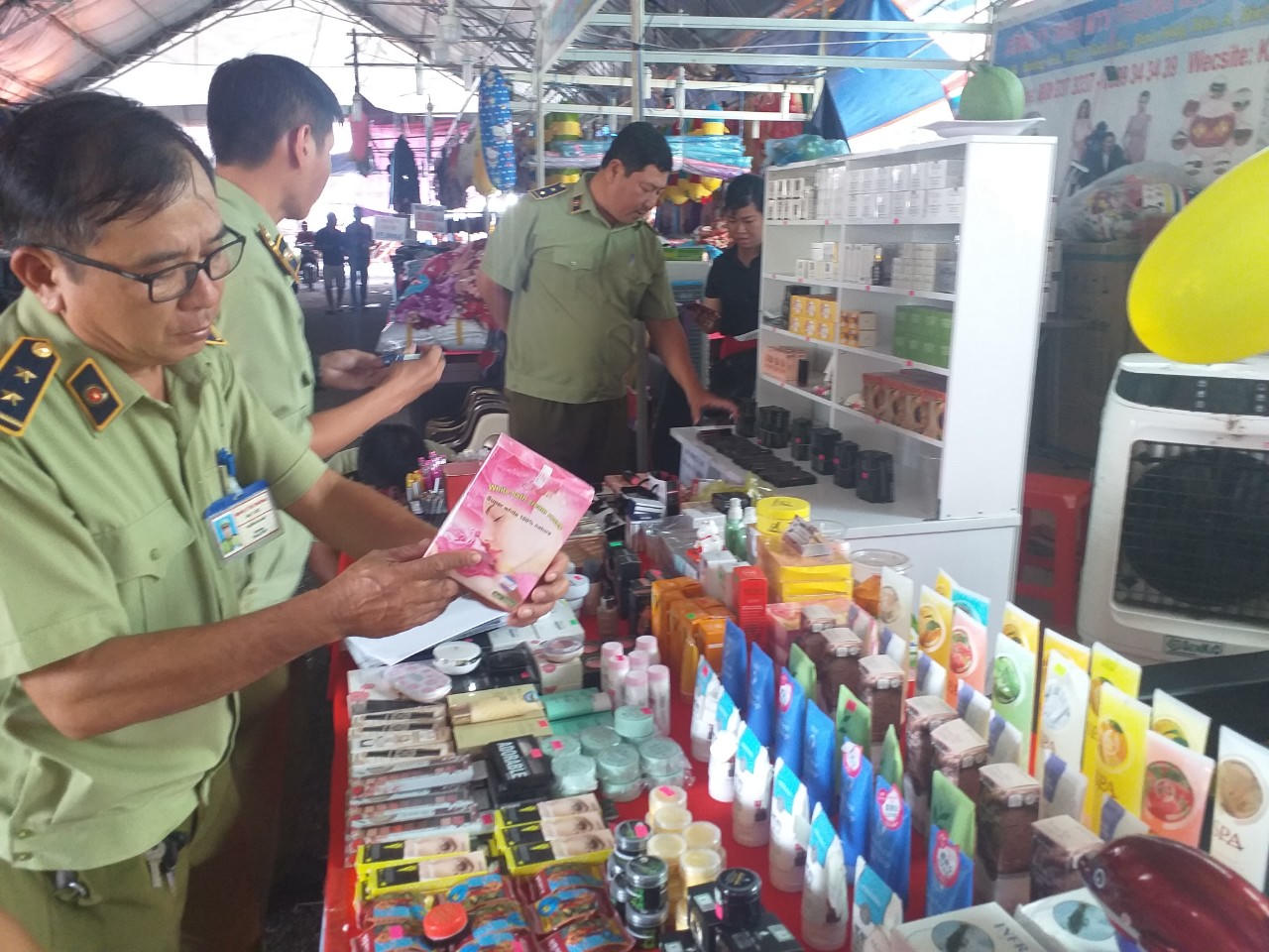 Tạm giữ nhiều lô hàng vi phạm tại Hội chợ triển lãm ở Bạc Liêu