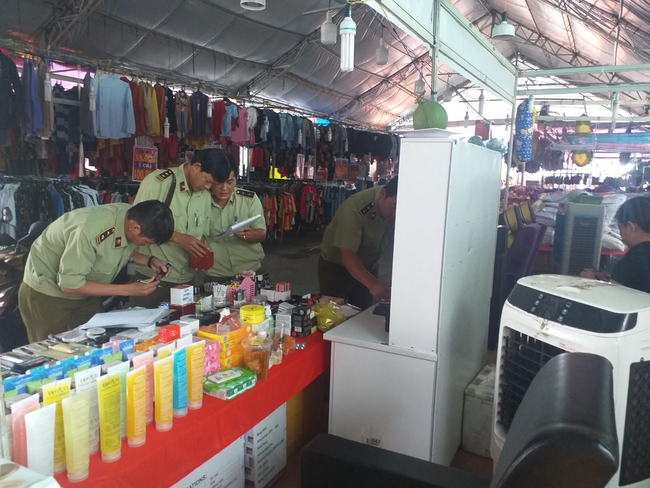 Tạm giữ nhiều lô hàng vi phạm tại Hội chợ triển lãm ở Bạc Liêu