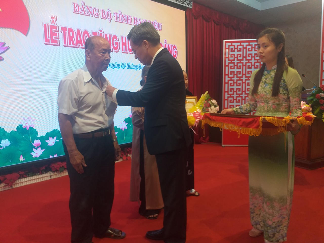 Bạc Liêu: Tổ chức Lễ trao tăng Huy hiệu Đảng cho các đảng viên lão thành 