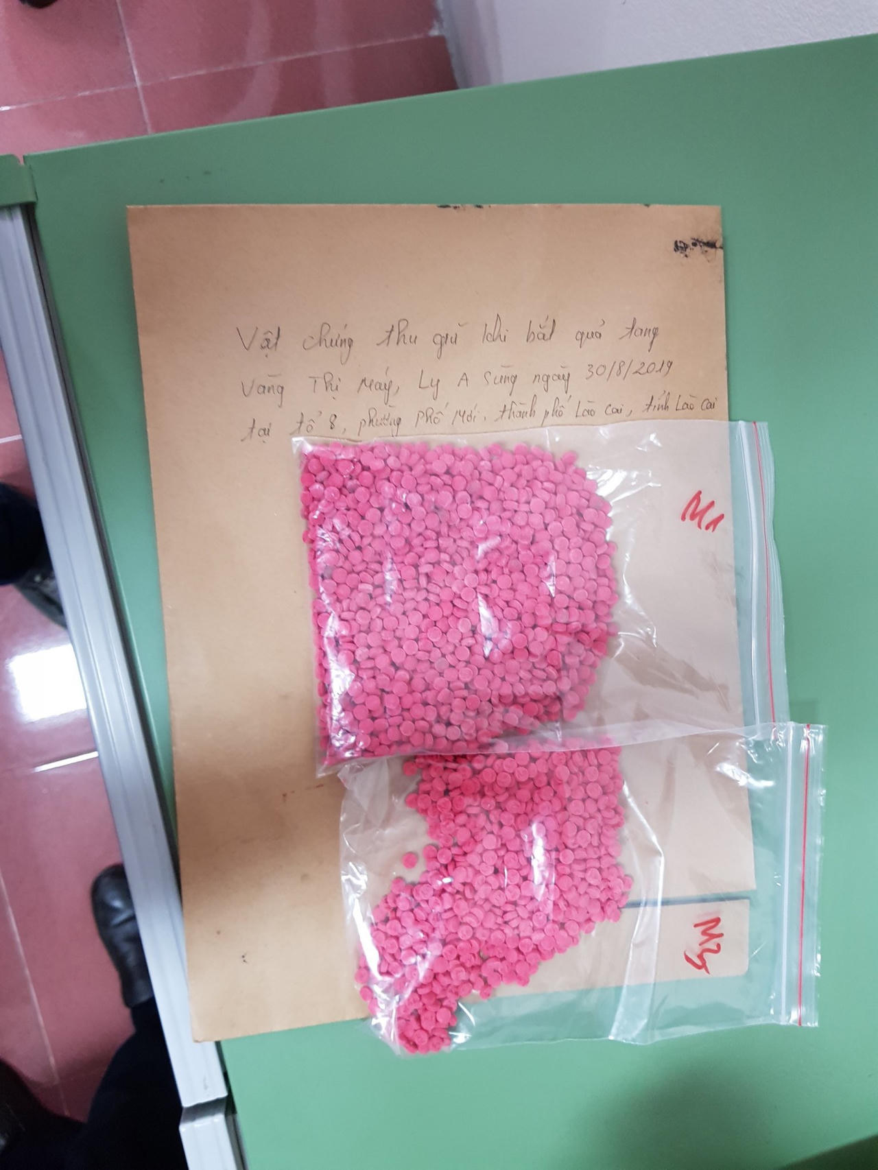 Bắt 2 đối tượng mua bán trái phép 2.400 viên ma tuý tông hợp