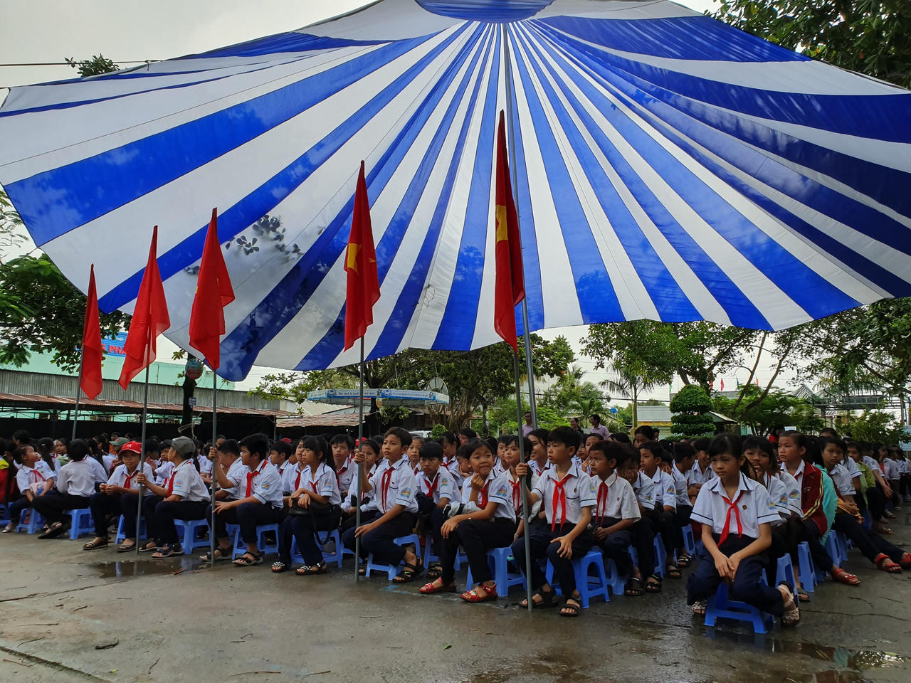 Báo Pháp luật Việt Nam tặng quà cho học sinh huyện Hòn Đất nhân ngày tựu trường