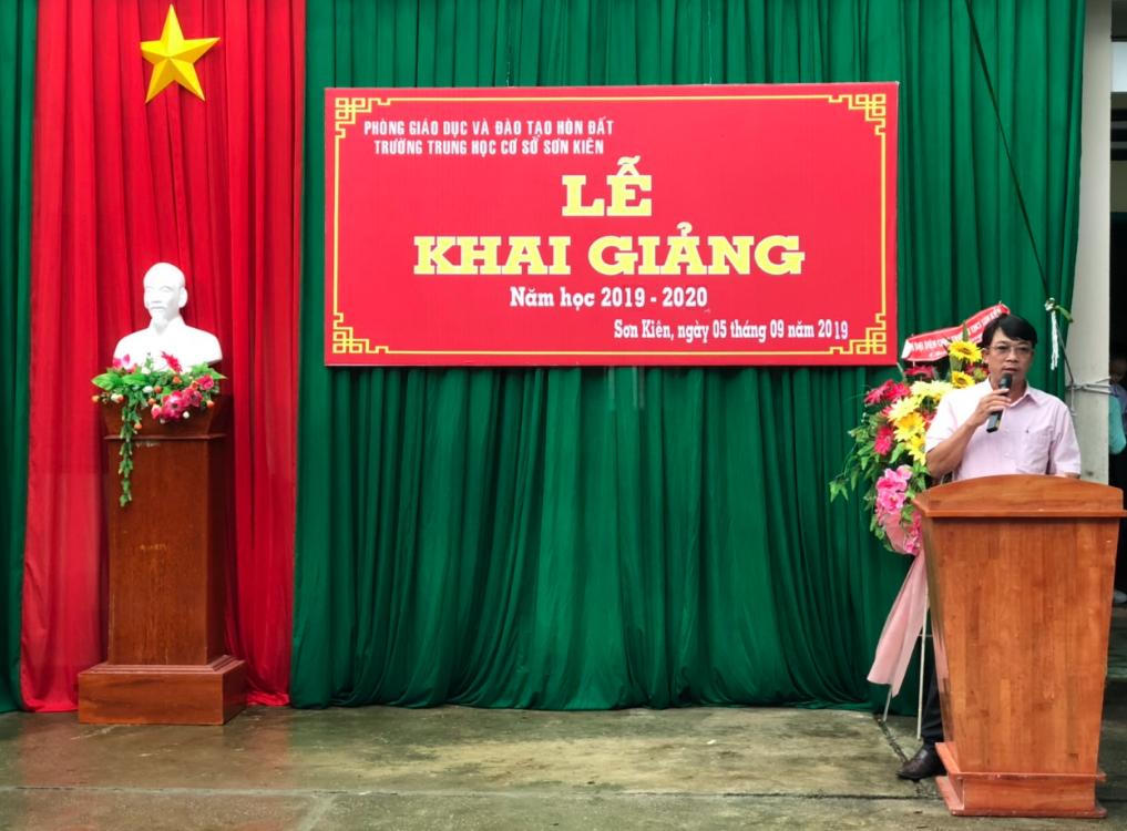 Báo Pháp luật Việt Nam tặng quà cho học sinh huyện Hòn Đất nhân ngày tựu trường