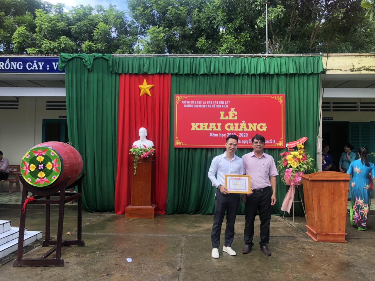 Báo Pháp luật Việt Nam tặng quà cho học sinh huyện Hòn Đất nhân ngày tựu trường