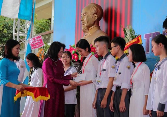 Các tỉnh miền Bắc tưng bừng khai giảng năm học mới