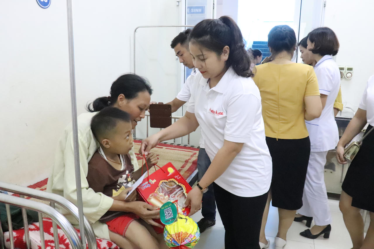 Báo Pháp luật Việt Nam tổ chức Trung thu cho các em nhỏ Lào Cai 