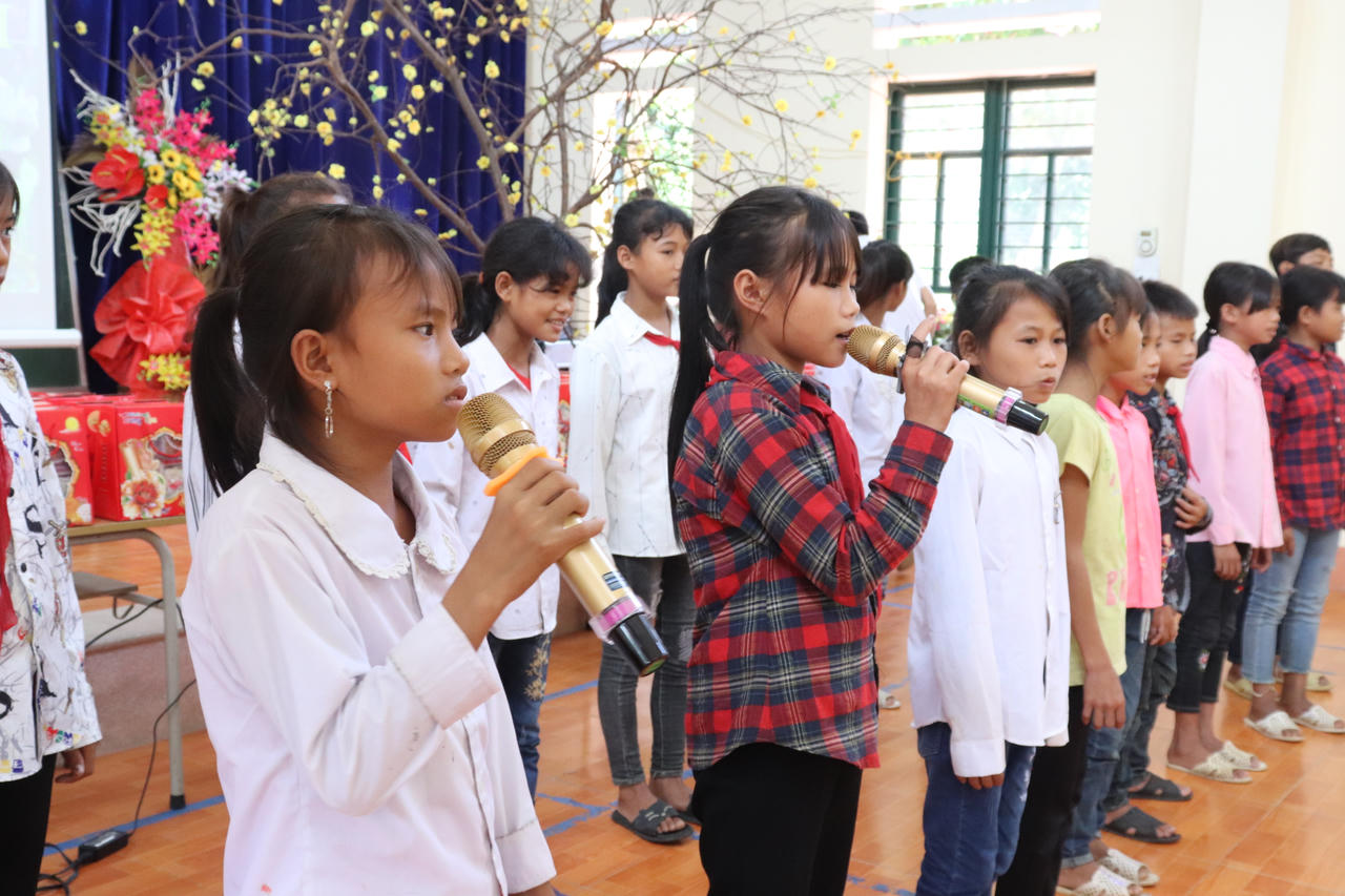 Báo Pháp luật Việt Nam tổ chức Trung thu cho các em nhỏ Lào Cai 