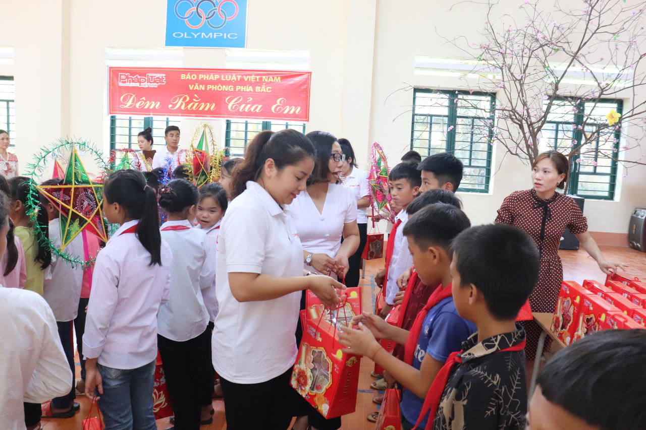 Báo Pháp luật Việt Nam tổ chức Trung thu cho các em nhỏ Lào Cai 