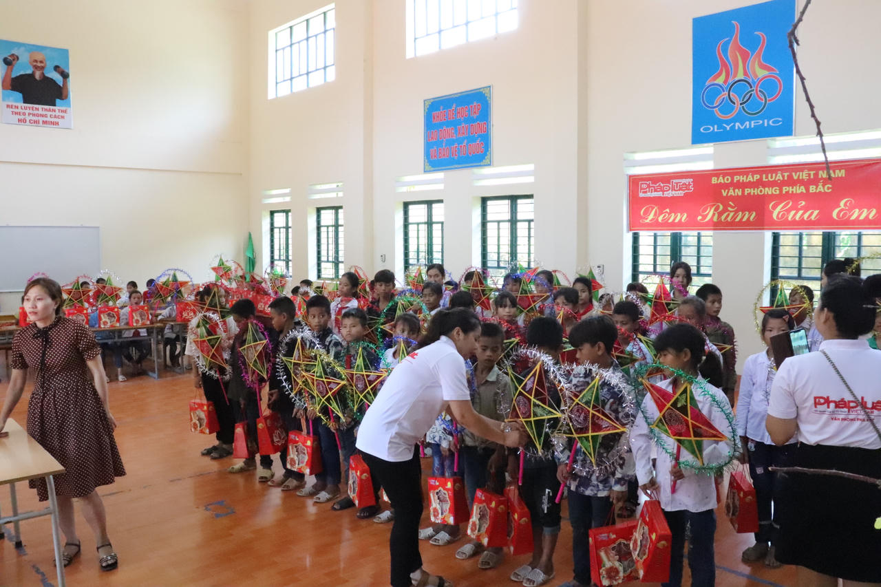 Báo Pháp luật Việt Nam tổ chức Trung thu cho các em nhỏ Lào Cai 