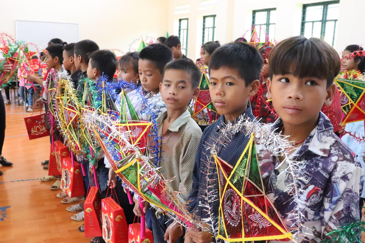 Báo Pháp luật Việt Nam tổ chức Trung thu cho các em nhỏ Lào Cai 