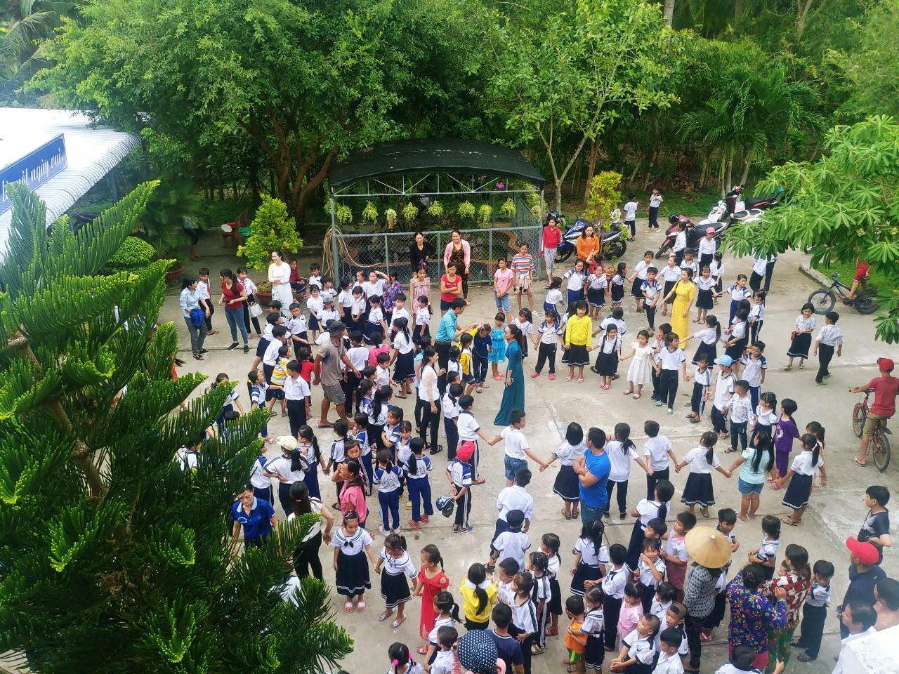 Báo Pháp Luật Việt Nam tặng quà trung thu học sinh trường tiểu học Giàn Gừa – Hòn Đất