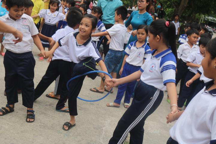 Báo Pháp Luật Việt Nam tặng quà trung thu học sinh trường tiểu học Giàn Gừa – Hòn Đất