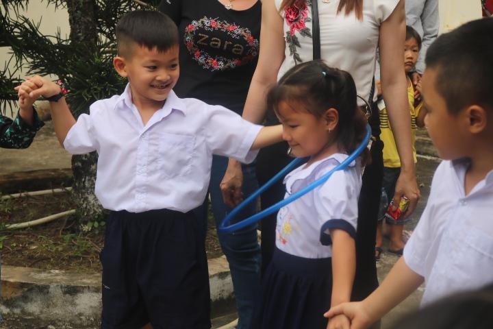 Báo Pháp Luật Việt Nam tặng quà trung thu học sinh trường tiểu học Giàn Gừa – Hòn Đất