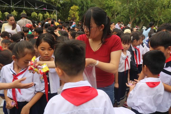 Báo Pháp Luật Việt Nam tặng quà trung thu học sinh trường tiểu học Giàn Gừa – Hòn Đất