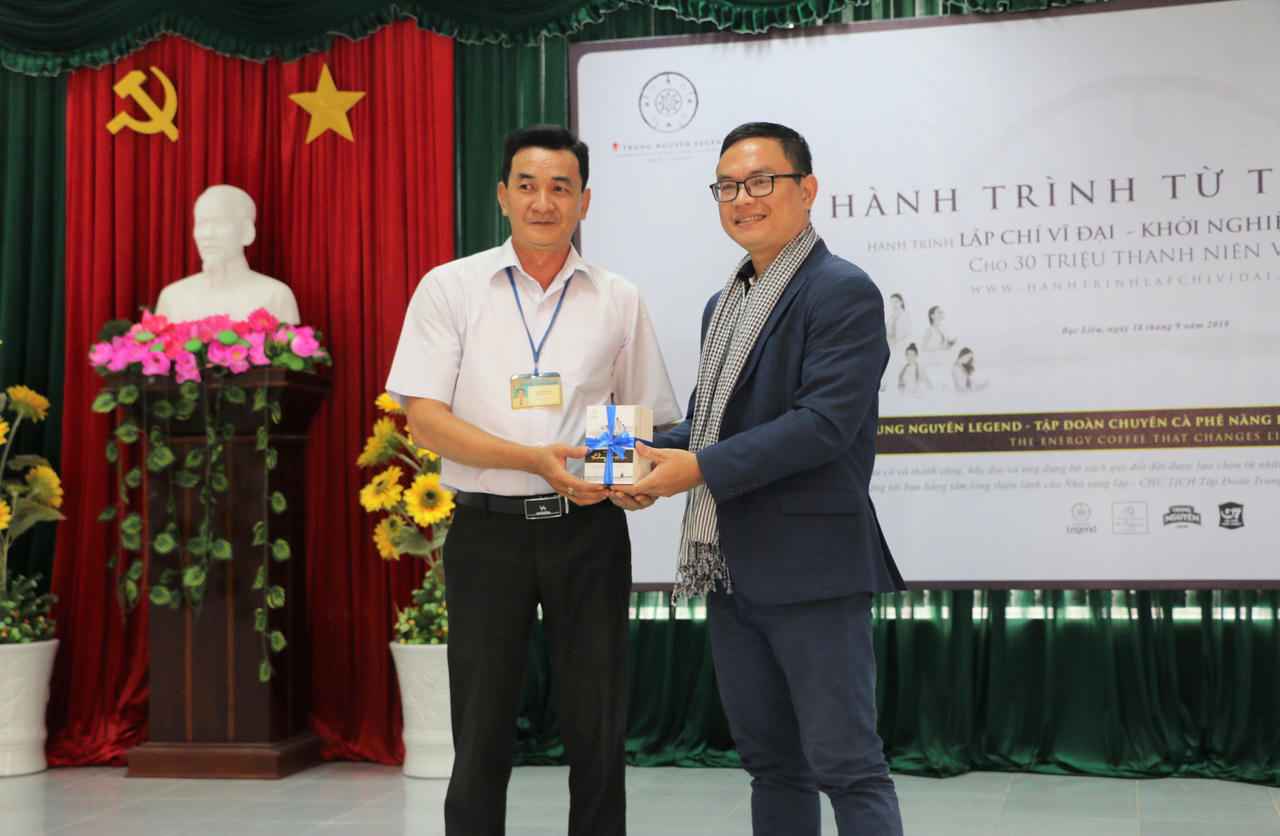 Công ty CP Tập đoàn Trung Nguyên Legend trao tặng 1.000 quyển sách cho Thư viện tỉnh Bạc Liêu