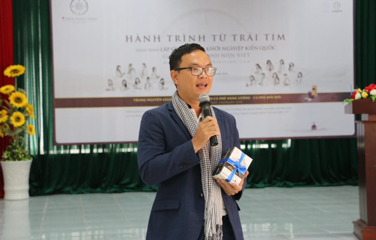 Công ty CP Tập đoàn Trung Nguyên Legend trao tặng 1.000 quyển sách cho Thư viện tỉnh Bạc Liêu