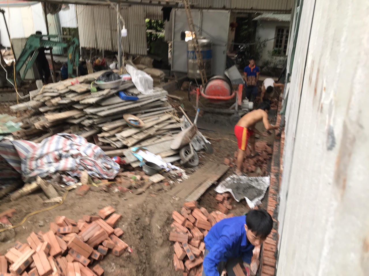 Đất tranh chấp suốt 15 năm qua, vẫn ngang nhiên xây nhà