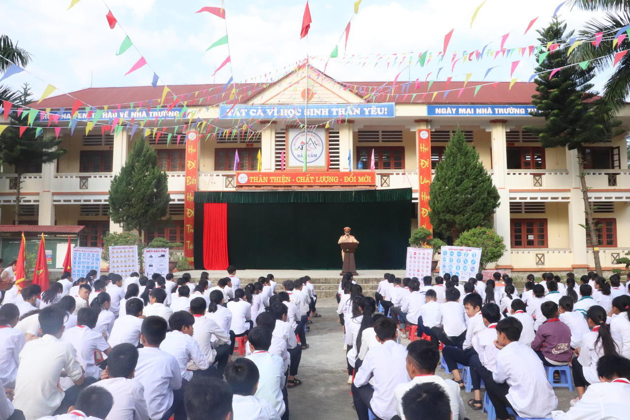Lào Cai: CSGT huyện Bảo Thắng tuyên truyền pháp luật tại trường THCS Bản Cầm