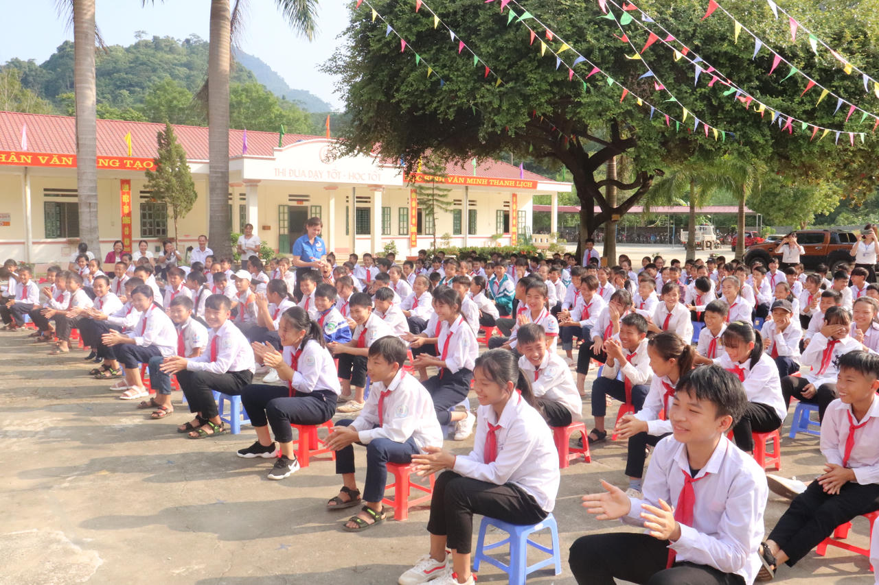 Lào Cai: CSGT huyện Bảo Thắng tuyên truyền pháp luật tại trường THCS Bản Cầm