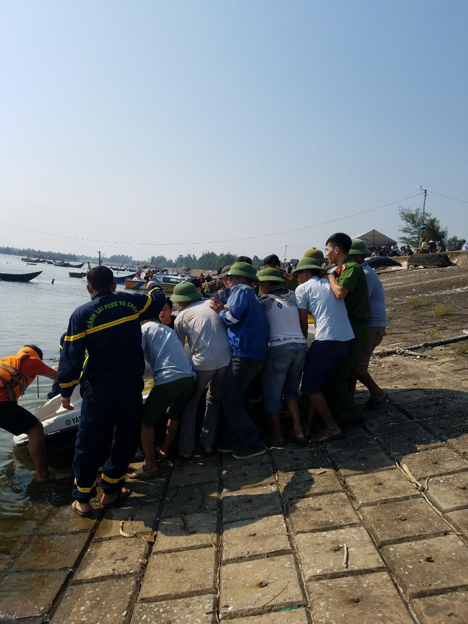 Trắng đêm tìm kiếm nạn nhân mất tích trên biển trong vụ nổ tàu cá ở Thanh Hóa