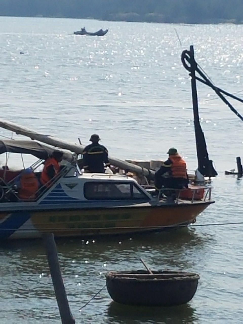 Trắng đêm tìm kiếm nạn nhân mất tích trên biển trong vụ nổ tàu cá ở Thanh Hóa