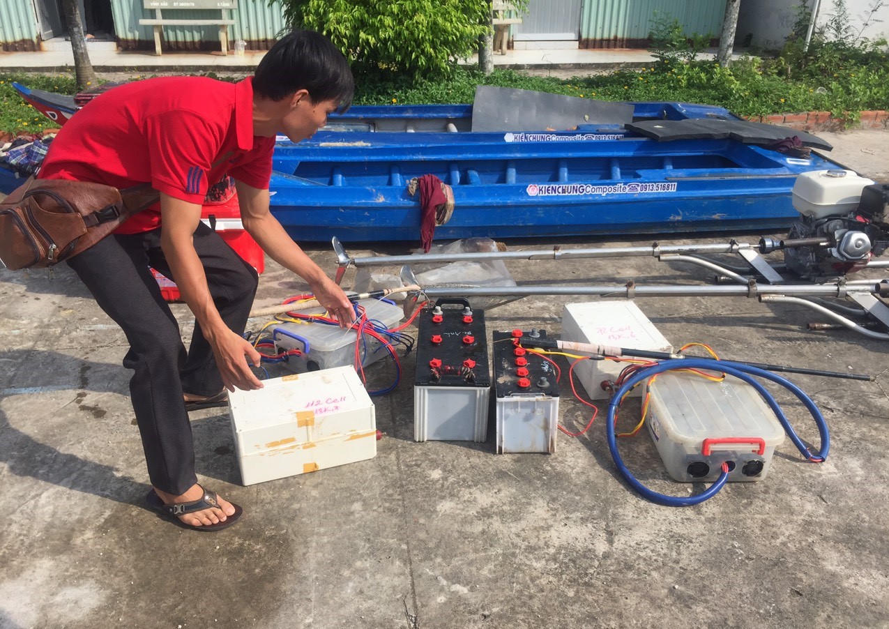 Bắt 2 đối tượng có hành vi dùng xung điện đánh bắt thủy sản