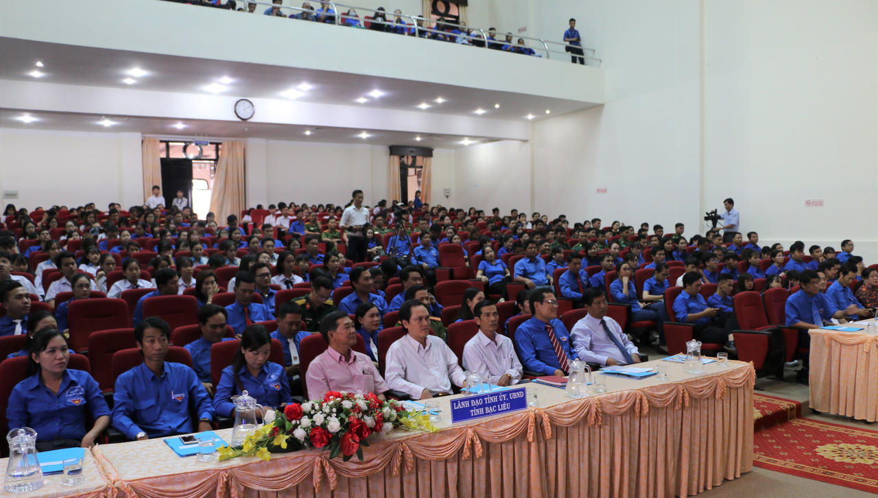 Thanh niên tình nguyện Bạc Liêu đắp đất hơn 4.000 km đường, vận động xây 100 cây cầu 