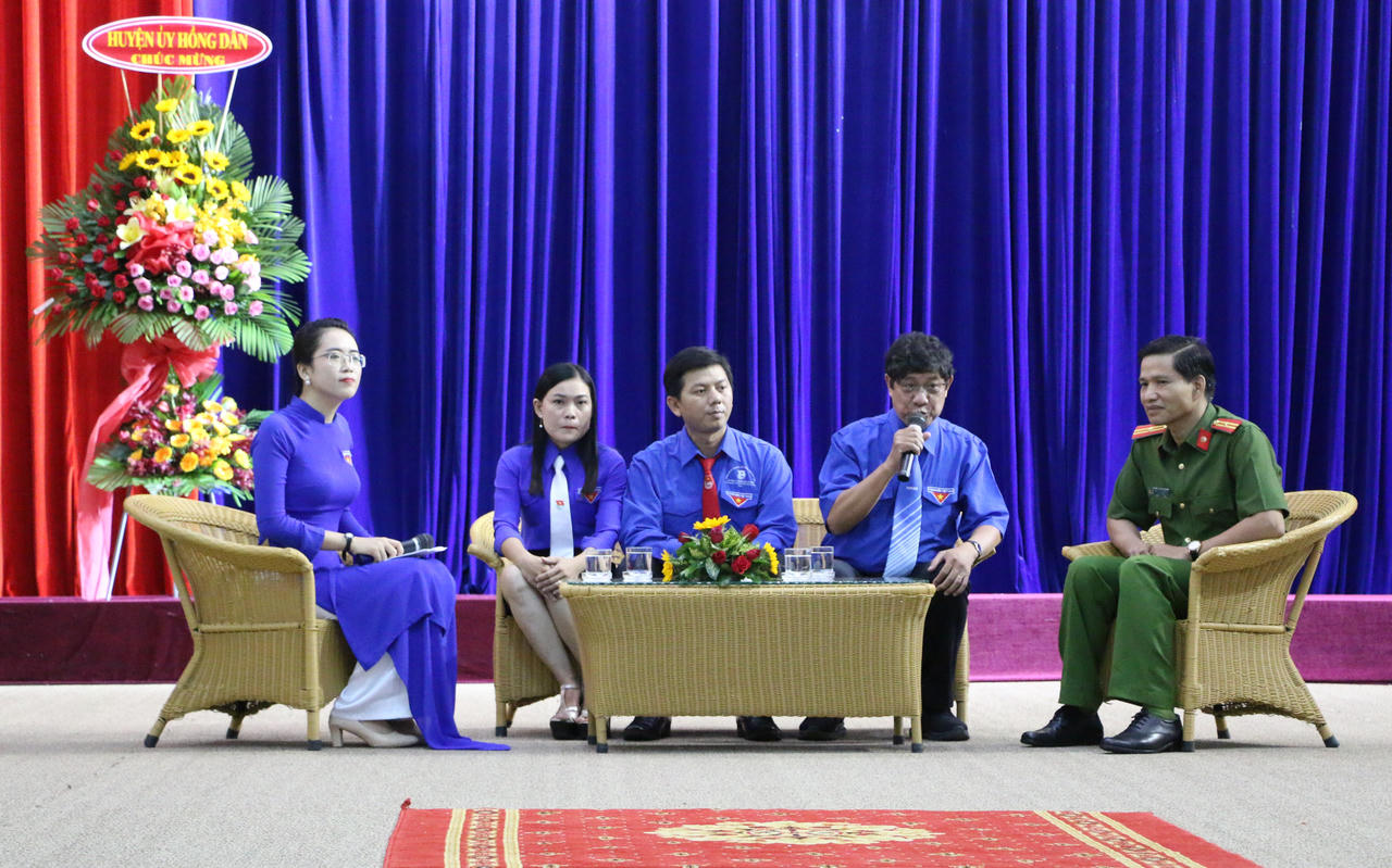 Thanh niên tình nguyện Bạc Liêu đắp đất hơn 4.000 km đường, vận động xây 100 cây cầu 