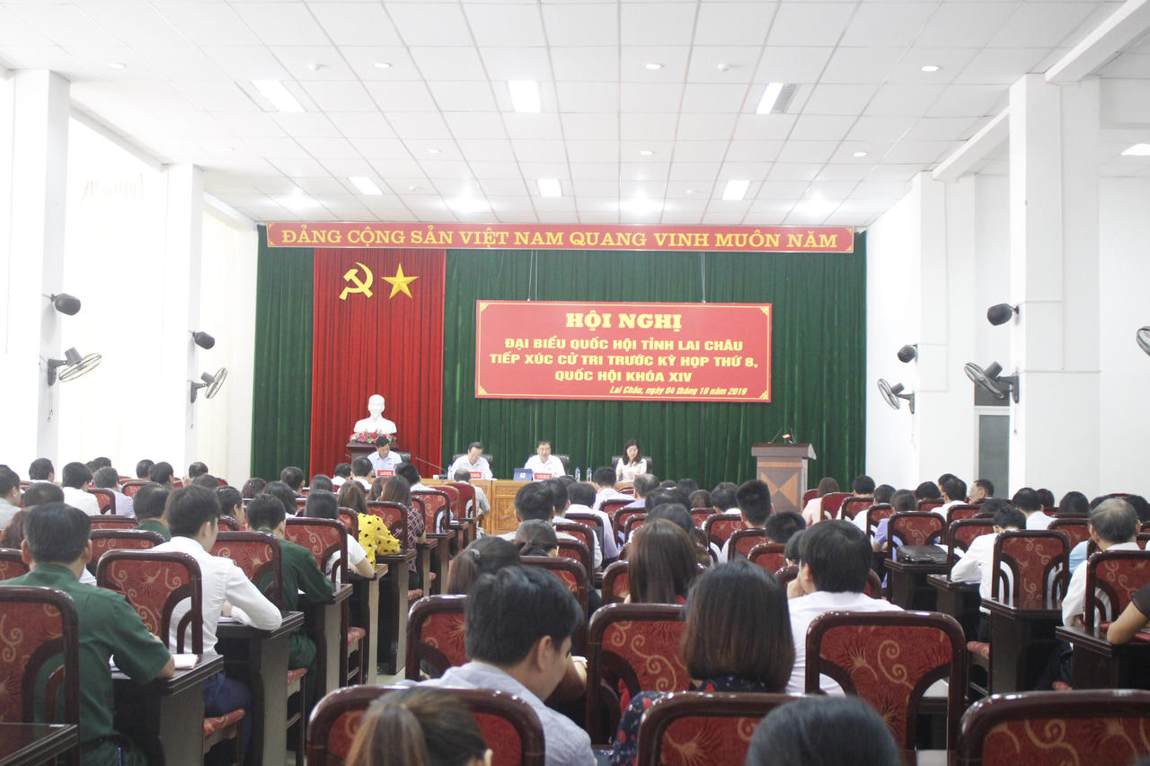 Phó Chủ tịch Quốc hội Phùng Quốc Hiển tiếp xúc cử tri tại Lai Châu 