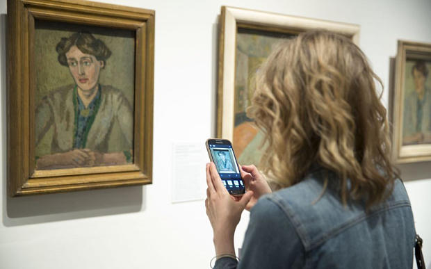 Chụp ảnh trong triển lãm, bảo tàng: Nên hay không?