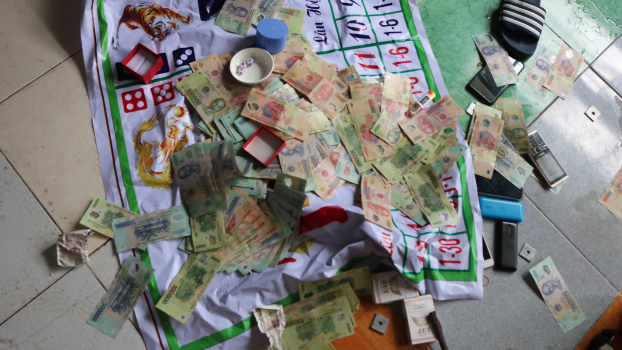 Phá ổ bạc, tạm giữ 12 đối tượng với gần nửa tỷ đồng