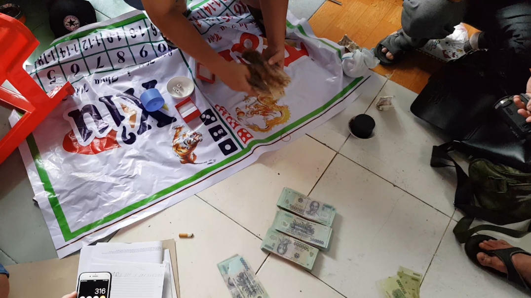 Phá ổ bạc, tạm giữ 12 đối tượng với gần nửa tỷ đồng