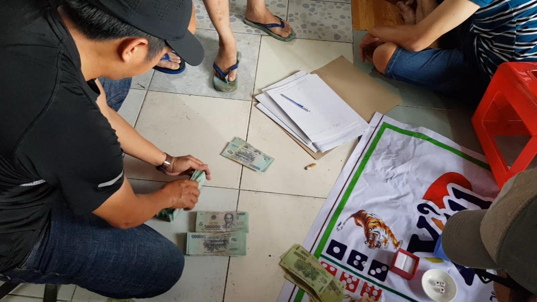 Phá ổ bạc, tạm giữ 12 đối tượng với gần nửa tỷ đồng