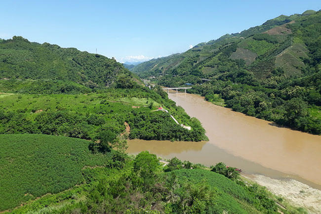 Thiêng liêng cột cờ Lũng Pô - nơi con sông Hồng chảy vào đất Việt