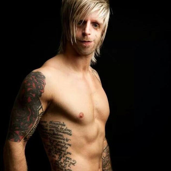 Sinh ra với khuôn mặt “dị”, nghị lực của chàng trai khiến cả thế giới khâm phục