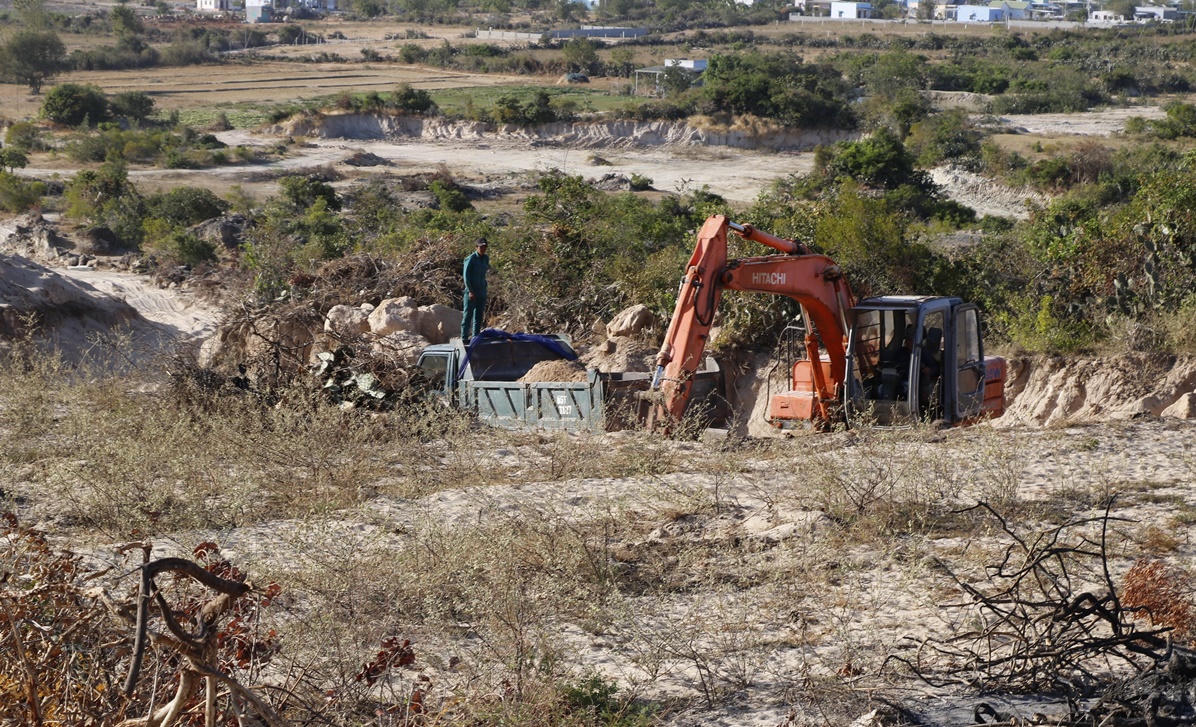 Ninh Thuận: Bãi đá cổ Karang bị xâm hại, chính quyền “chưa nắm được”?