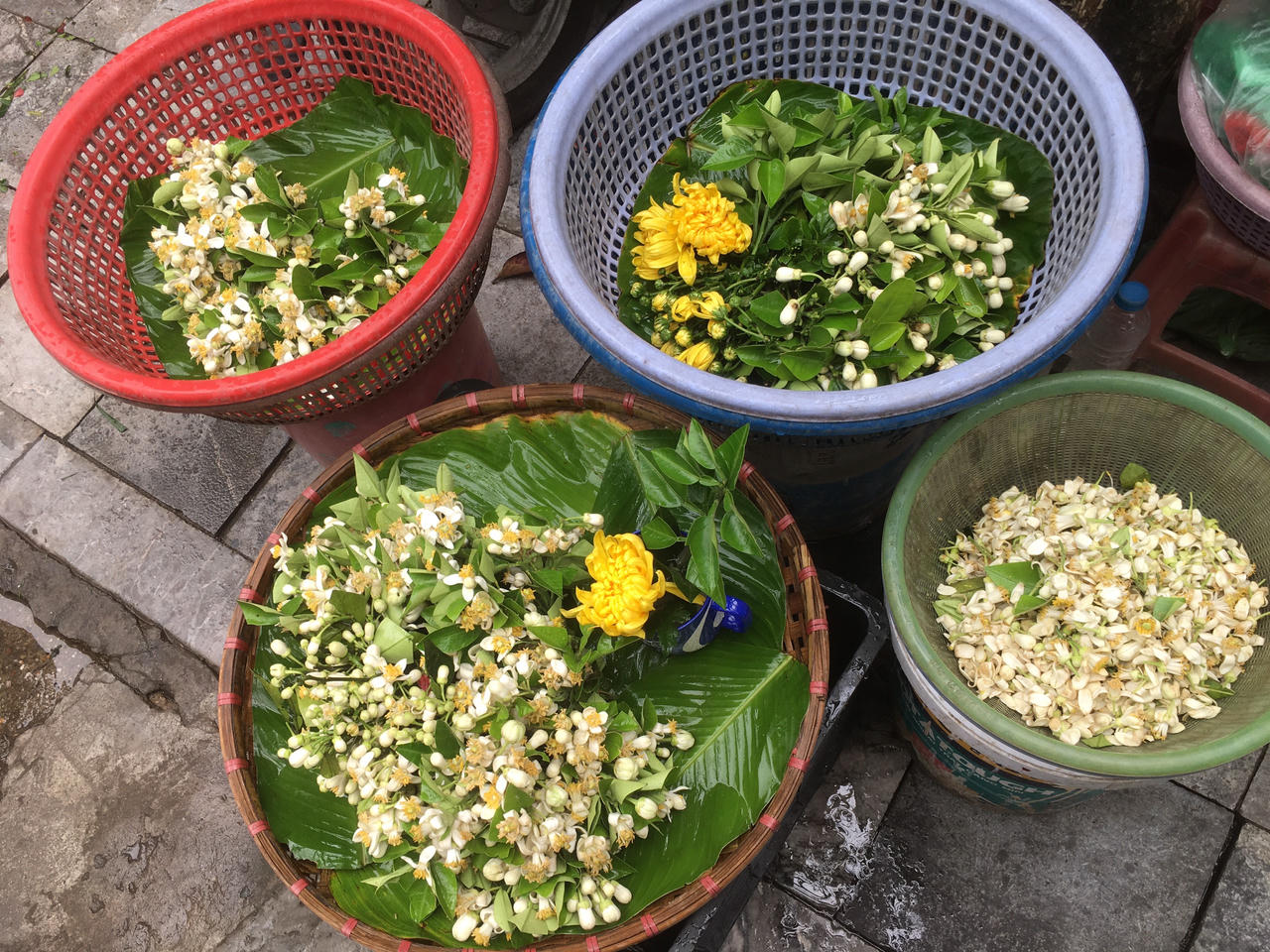 Thảnh thơi gánh hoa 70 năm giữa tất bật Hà Thành