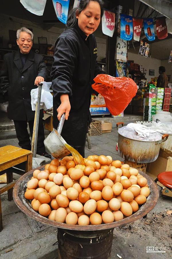 Trứng luộc trong nước tiểu của bé trai- Món độc, lạ chỉ có ở Trung Quốc